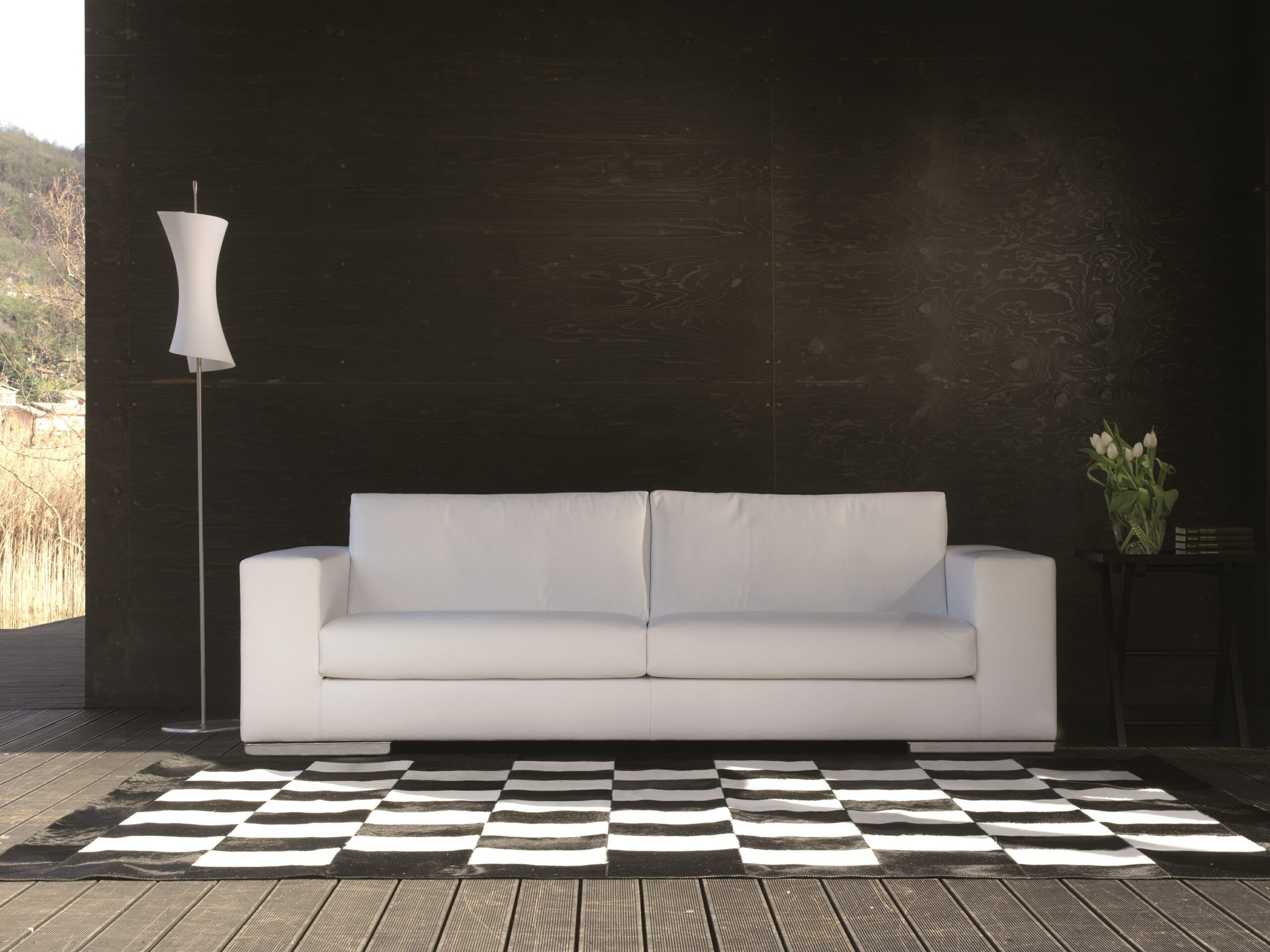 Divano componibile angolare con chaise longue e design moderno, fornito da Tino Mariani a Lissone in provincia di Monza e Brianza.
