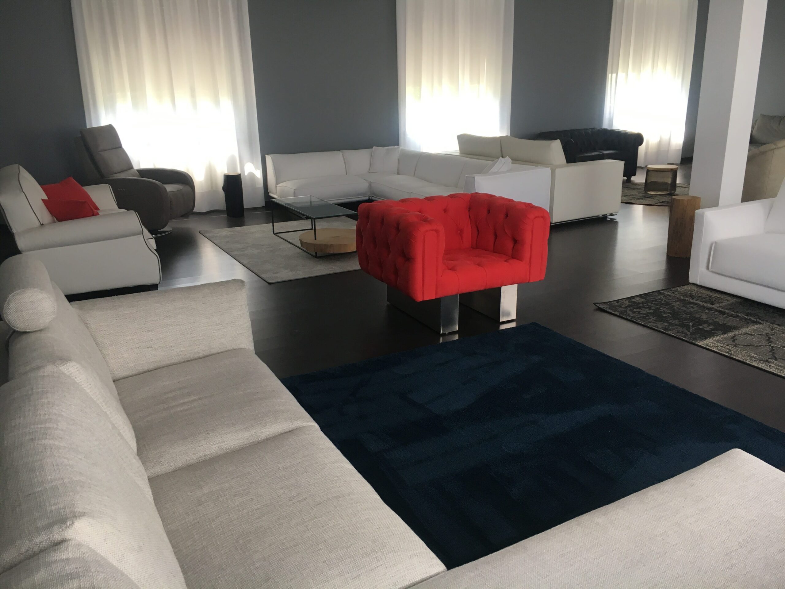 Poltrona Chester su disegno con rivestimento rosso e struttura raffinata, fornita da Tino Mariani a Lissone in provincia di Monza e Brianza.
