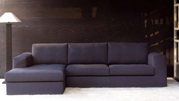 Divano componibile con chaise longue e ampie sedute per il massimo comfort, proposto da Tino Mariani a Lissone in provincia di Monza e Brianza.