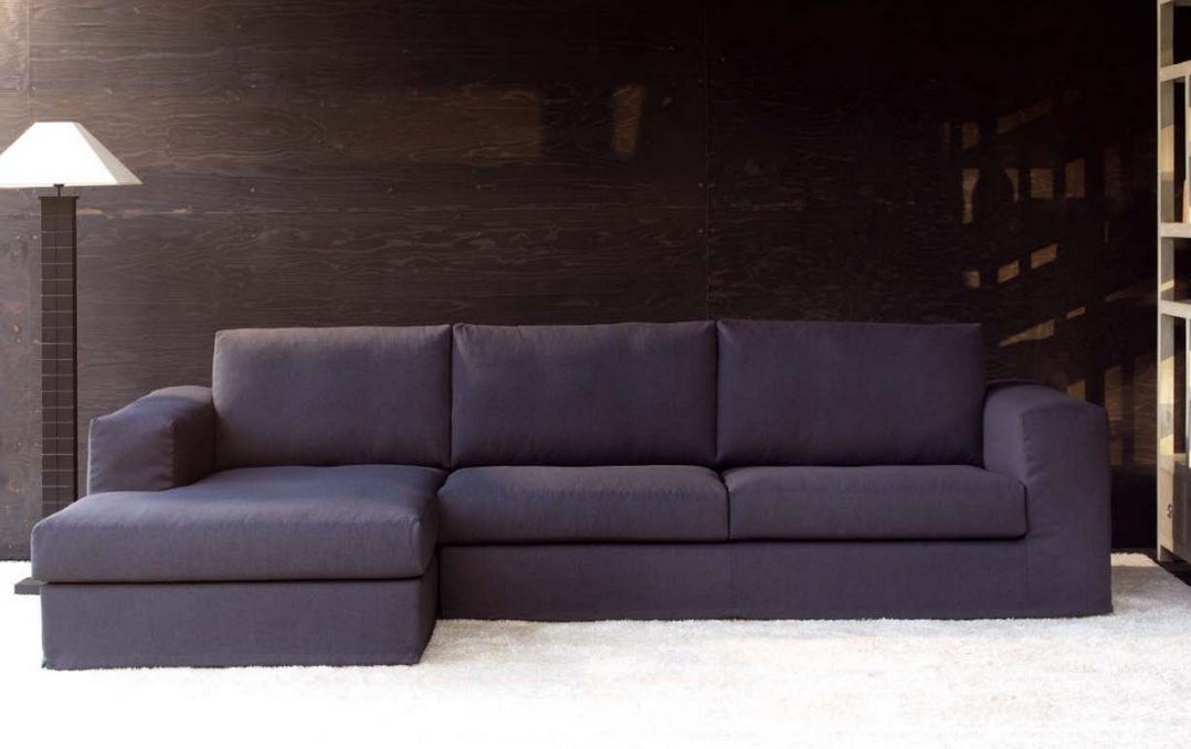 Divano componibile con chaise longue e ampie sedute per il massimo comfort, proposto da Tino Mariani a Lissone in provincia di Monza e Brianza.