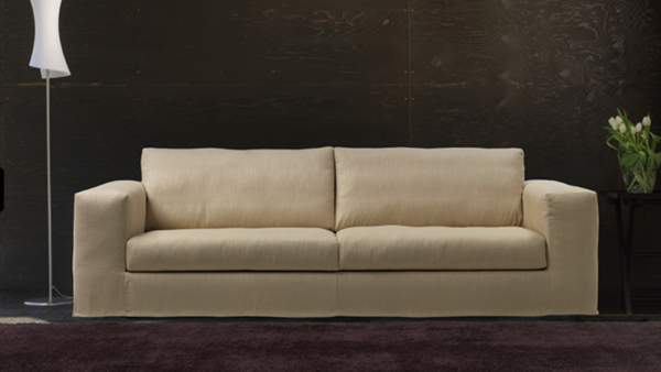 Divano componibile angolare con chaise longue e design moderno, fornito da Tino Mariani a Lissone in provincia di Monza e Brianza.