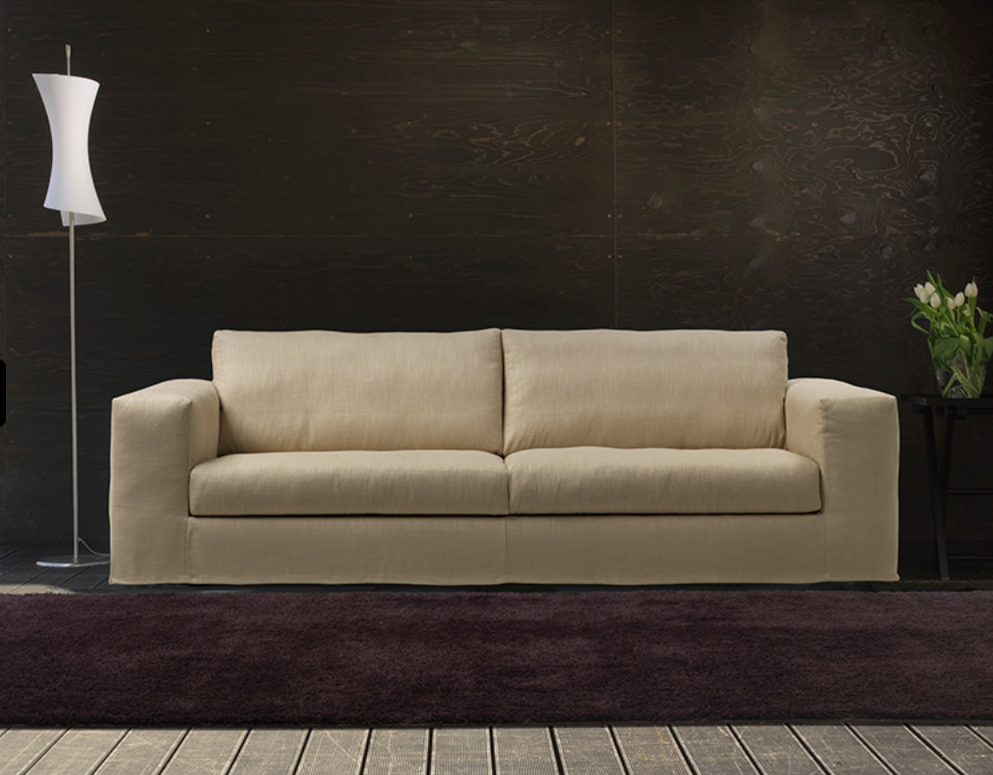 Divano componibile angolare con chaise longue e design moderno, fornito da Tino Mariani a Lissone in provincia di Monza e Brianza.