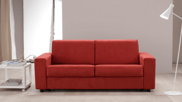Un divano letto in tessuto microfibra anti macchia, con materasso 18 cm e sistema sollevamento su ruote.