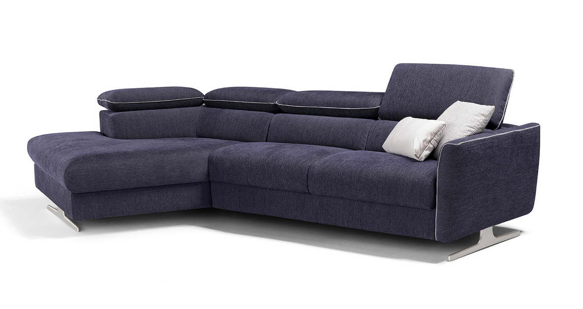 Madrid Top: divano letto moderno con piedi alti di design in tessuto blu, realizzato su misura da Tino Mariani.