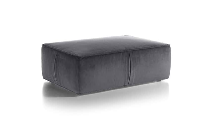 Pouf rettangolare moderno imbottito per completare la zona living, disponibile da Tino Mariani a Lissone in provincia di Monza e Brianza.