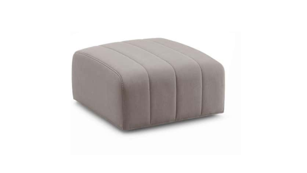 Pouf imbottito con forma essenziale e comfort versatile per il soggiorno, disponibile da Tino Mariani a Lissone in provincia di Monza e Brianza.