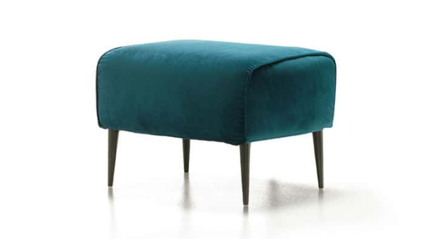 Pouf con piedini alti dal design contemporaneo e struttura compatta, proposto da Tino Mariani a Lissone in provincia di Monza e Brianza.