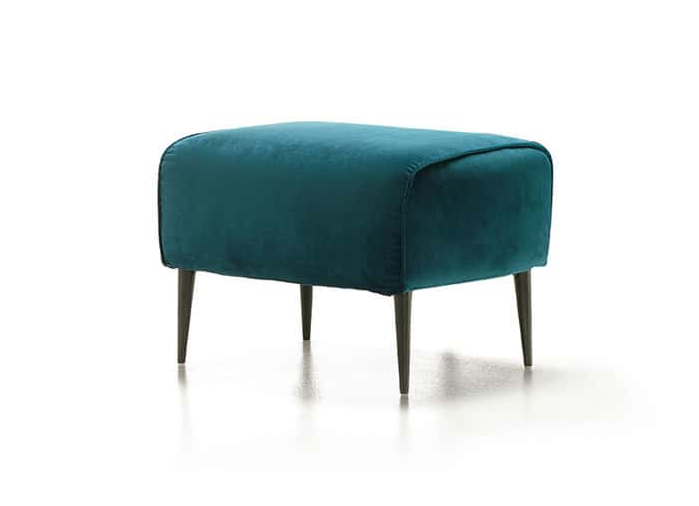 Pouf con piedini alti dal design contemporaneo e struttura compatta, proposto da Tino Mariani a Lissone in provincia di Monza e Brianza.