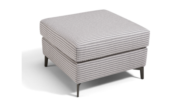 Pouf moderno con piedini alti e rivestimento elegante, fornito da Tino Mariani a Lissone in provincia di Monza e Brianza.