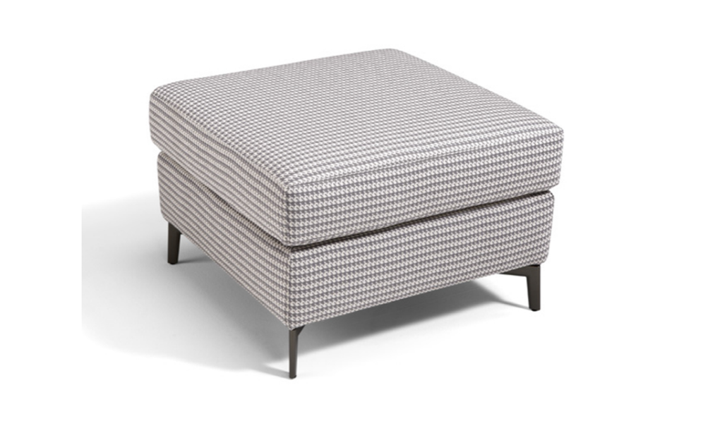 Pouf moderno con piedini alti e rivestimento elegante, fornito da Tino Mariani a Lissone in provincia di Monza e Brianza.