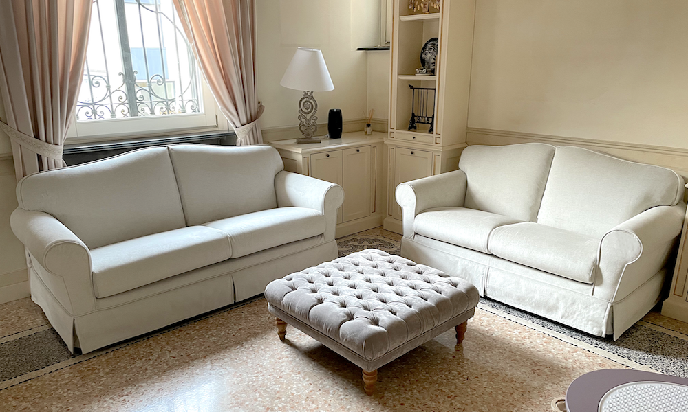 Divano classico su misura con composizione elegante per ambienti raffinati, proposto da Tino Mariani a Lissone in provincia di Monza e Brianza.
