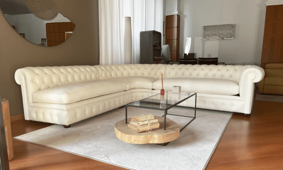 Divano Chester angolare disponibile Su Misura di Tino Mariani. Realizzato a mano, in vera pelle nella dimensione che preferisci. 100% made in Brianza.