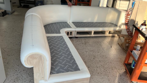 Divano Chester angolare con design curvo, sedute ampie e finiture pregiate, disponibile da Tino Mariani a Lissone in provincia di Monza e Brianza.