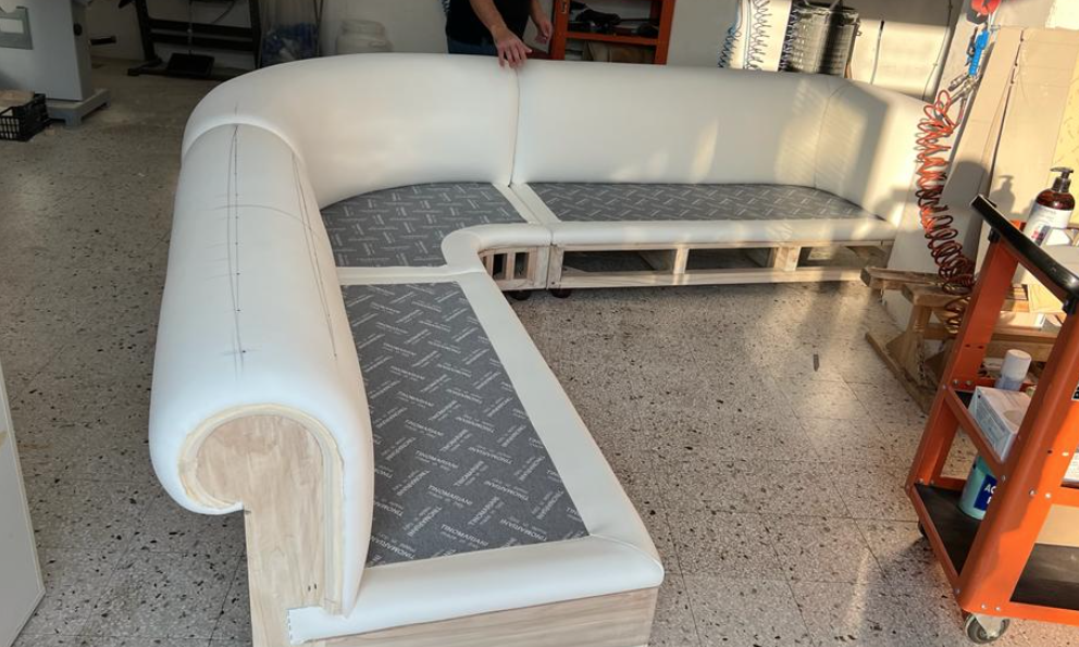 Divano Chester angolare con design curvo, sedute ampie e finiture pregiate, disponibile da Tino Mariani a Lissone in provincia di Monza e Brianza.