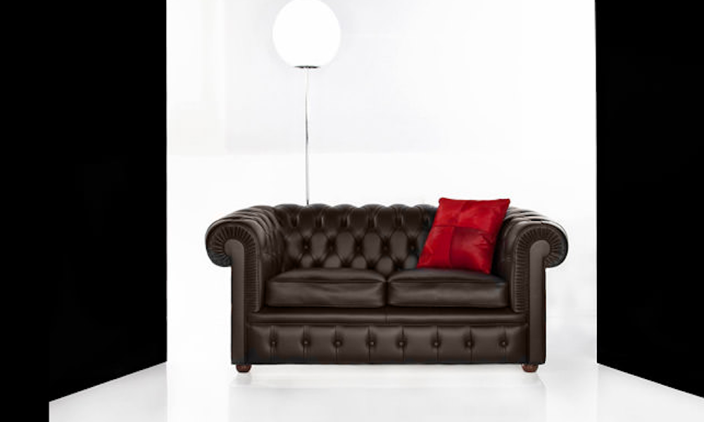 Divano Chester due posti in pelle con lavorazione capitonné e stile classico elegante, fornito da Tino Mariani a Lissone in provincia di Monza e Brianza.