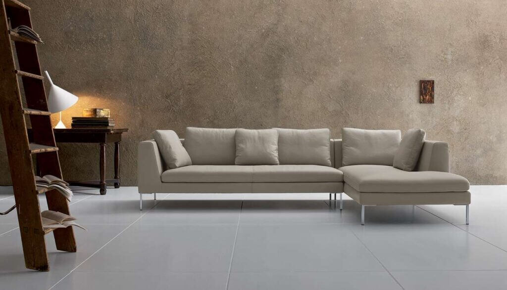 Divano ad angolo contemporaneo Denny con chaise longue, perfetto per mansarda