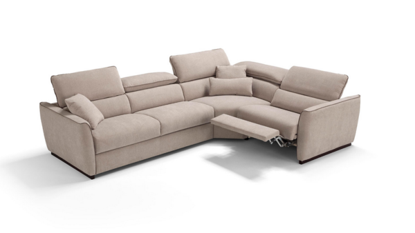 Divano angolare Madrid con sistema relax integrato e configurazione componibile, disponibile da Tino Mariani a Lissone in provincia di Monza e Brianza.