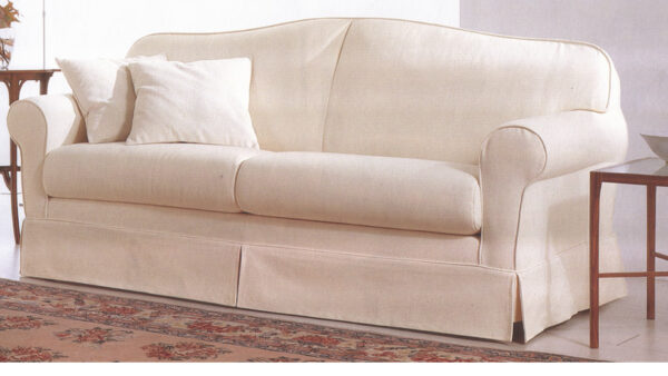 Divano su misura classico con struttura elegante e finiture personalizzabili, disponibile da Tino Mariani a Lissone in provincia di Monza e Brianza.