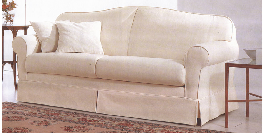 Divano su misura classico con struttura elegante e finiture personalizzabili, disponibile da Tino Mariani a Lissone in provincia di Monza e Brianza.