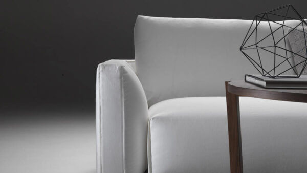 Dettaglio divano Melbourne con bracciolo elegante e design contemporaneo, disponibile da Tino Mariani a Lissone in provincia di Monza e Brianza.