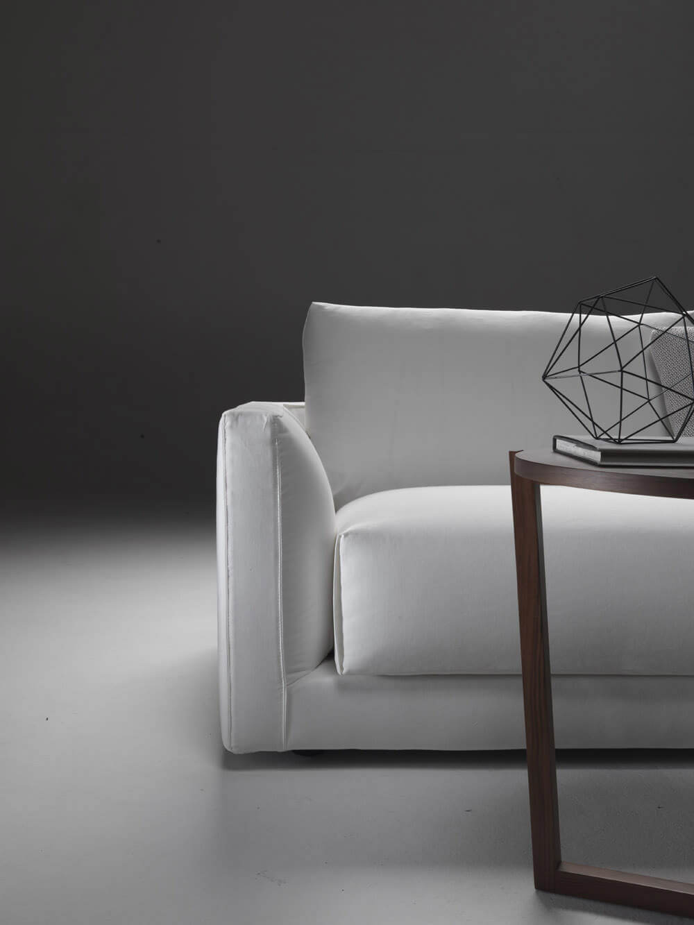 Dettaglio divano Melbourne con bracciolo elegante e design contemporaneo, disponibile da Tino Mariani a Lissone in provincia di Monza e Brianza.