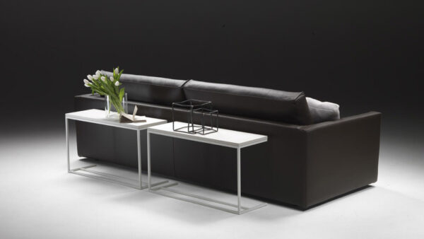 Divano Melbourne moderno con struttura elegante e dettagli curati, disponibile da Tino Mariani a Lissone in provincia di Monza e Brianza.