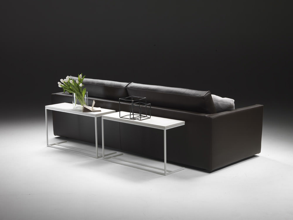 Divano Melbourne moderno con struttura elegante e dettagli curati, disponibile da Tino Mariani a Lissone in provincia di Monza e Brianza.