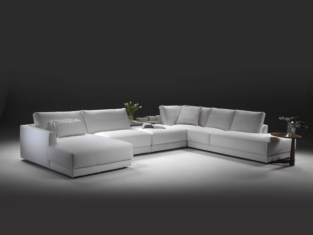 Divano angolare Melbourne componibile con linee pulite e massimo comfort, fornito da Tino Mariani a Lissone in provincia di Monza e Brianza.