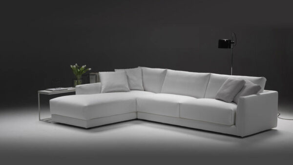 Divano Melbourne con chaise longue ampia e sedute confortevoli per ambienti moderni, disponibile da Tino Mariani a Lissone in provincia di Monza e Brianza.