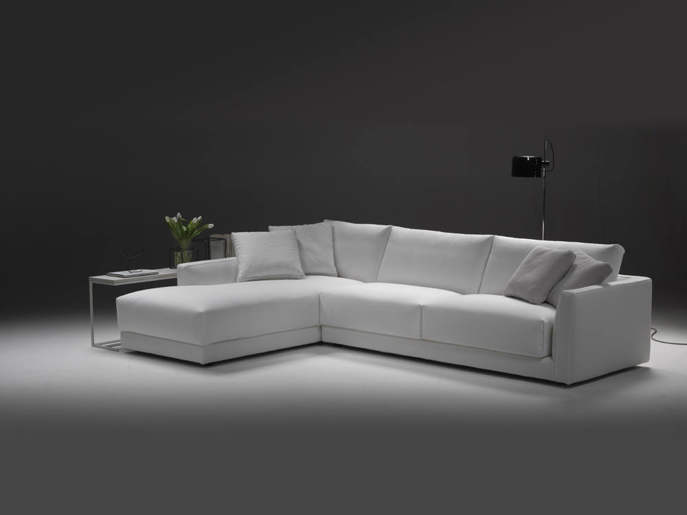Divano Melbourne con chaise longue ampia e sedute confortevoli per ambienti moderni, disponibile da Tino Mariani a Lissone in provincia di Monza e Brianza.