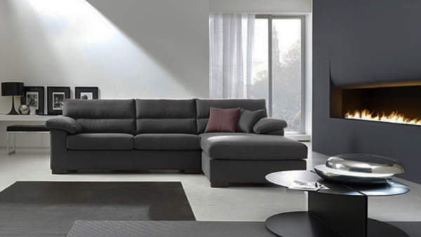 Divano moderno Nevada con chaise-longue in tessuto antimacchia sfoderabile, pronta consegna a Lissone.