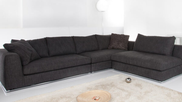 Divano angolare Oasi componibile con sedute ampie e design contemporaneo, disponibile da Tino Mariani a Lissone in provincia di Monza e Brianza.