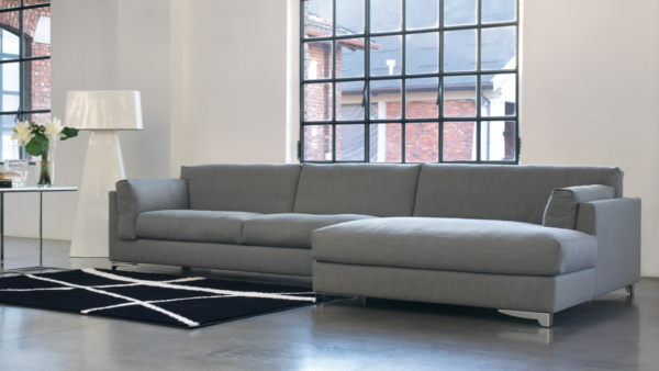 Divano Portofino con chaise longue e linee contemporanee per ambienti raffinati, disponibile da Tino Mariani a Lissone in provincia di Monza e Brianza.