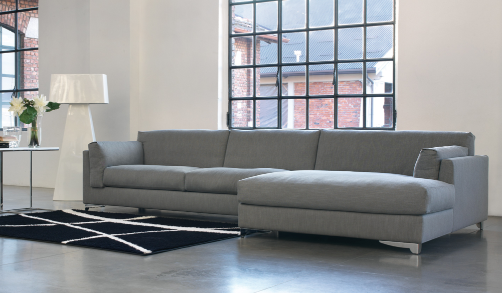 Divano Portofino con chaise longue e linee contemporanee per ambienti raffinati, disponibile da Tino Mariani a Lissone in provincia di Monza e Brianza.