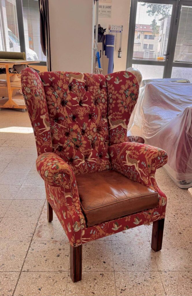 Rifacimento poltrona bergère in pelle con nuovo tessuto – Tino Mariani