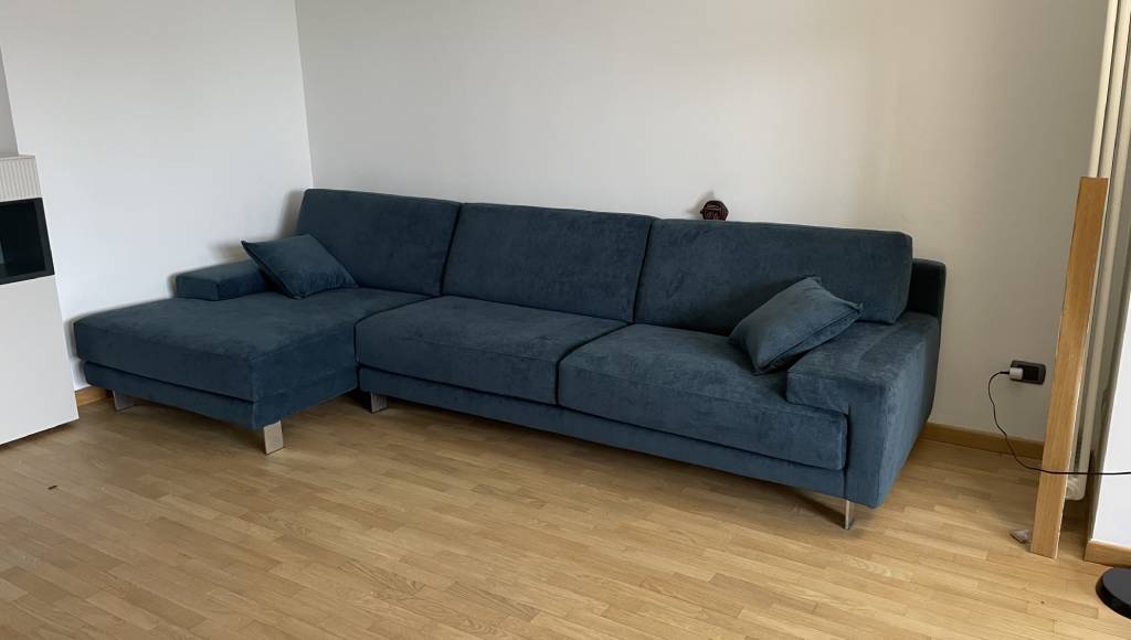 Elegante divano moderno su misura Madison di Tino Mariani consegnato a domicilio del cliente a Milano