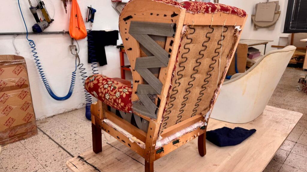 Dettaglio Lavorazione E Restauro Poltrona Bergère In Tessuto – Tino Mariani