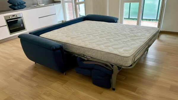 divano letto con materasso alto e doghe ortopediche aperto in soggiorno moderno