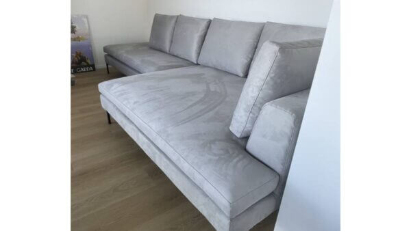 Divano Denny su misura in microfibra anti macchia realizzato artigianalmente da Tino Mariani: recente creazione personalizzata, caratterizzata da comfort, qualità artigiana e rivestimento pratico e resistente.