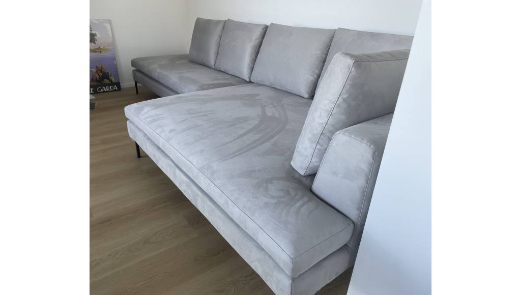 Divano Denny su misura in microfibra anti macchia realizzato artigianalmente da Tino Mariani: recente creazione personalizzata, caratterizzata da comfort, qualità artigiana e rivestimento pratico e resistente.
