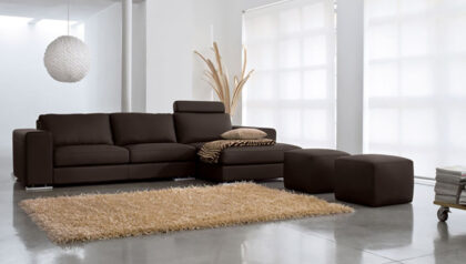Divano con chaise-longue in pelle modello Central Tino Mariani, artigianale e su misura