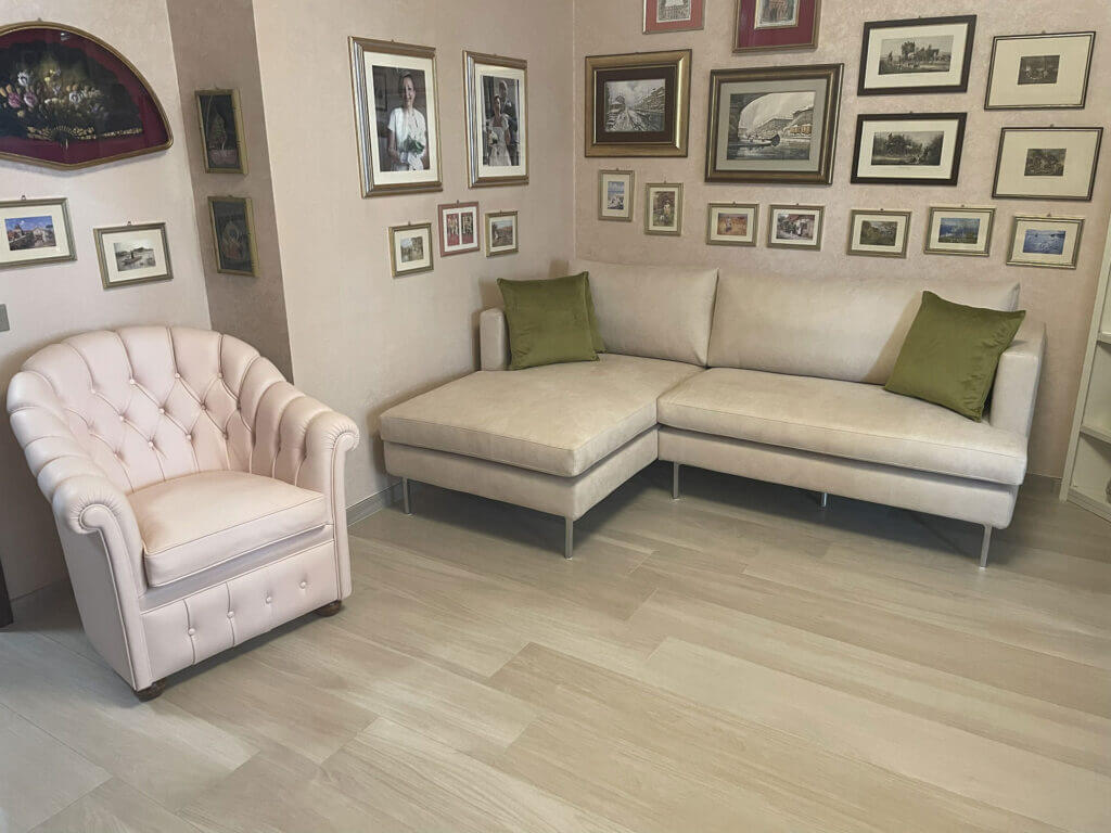 Divano su misura Manhattan con penisola, design moderno e confortevole