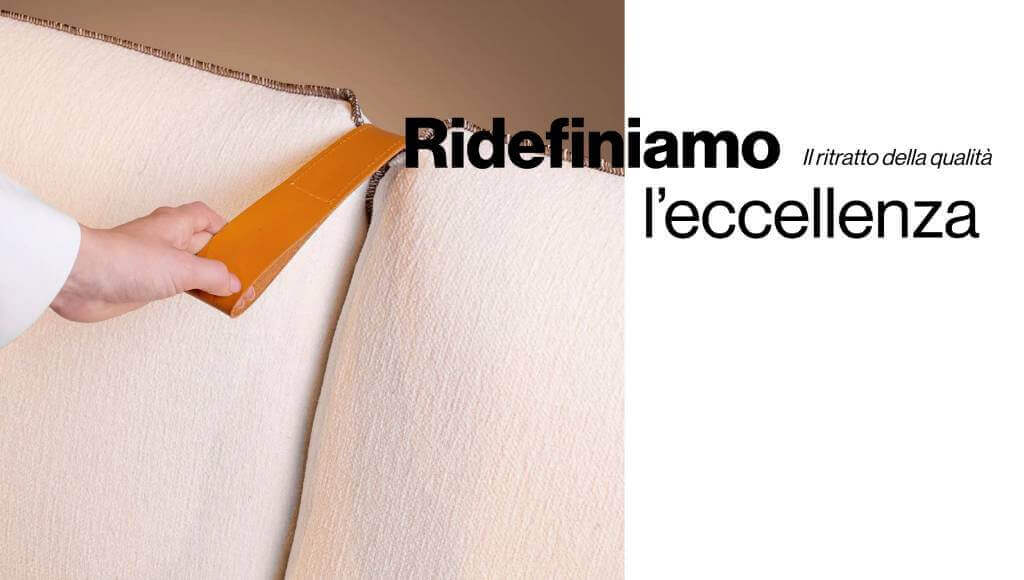 Clienti italiani provano divano in showroom Tino Mariani a Lissone con consulente