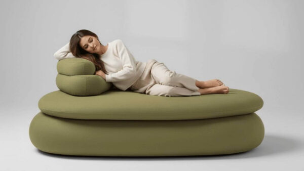 Pouf letto trasformabile con contenitore modello Stone Tino Mariani con ragazza sdraiata in relax
