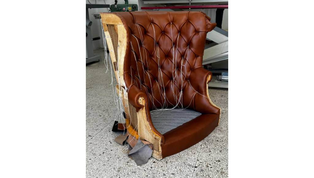 Restauro Poltrona Chesterfield Vintage in pelle pieno fiore Tino Mariani Lissone