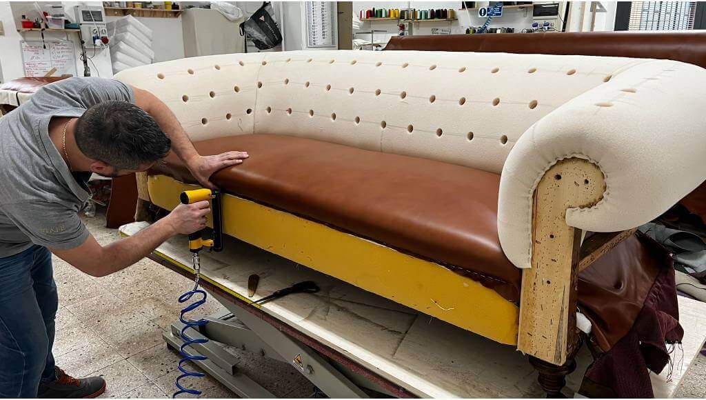 Rifacimento Divano Chesterfield dal tessuto alla pelle pieno fiore Rifacimento e Restauro di Divani Chesterfield Antichi