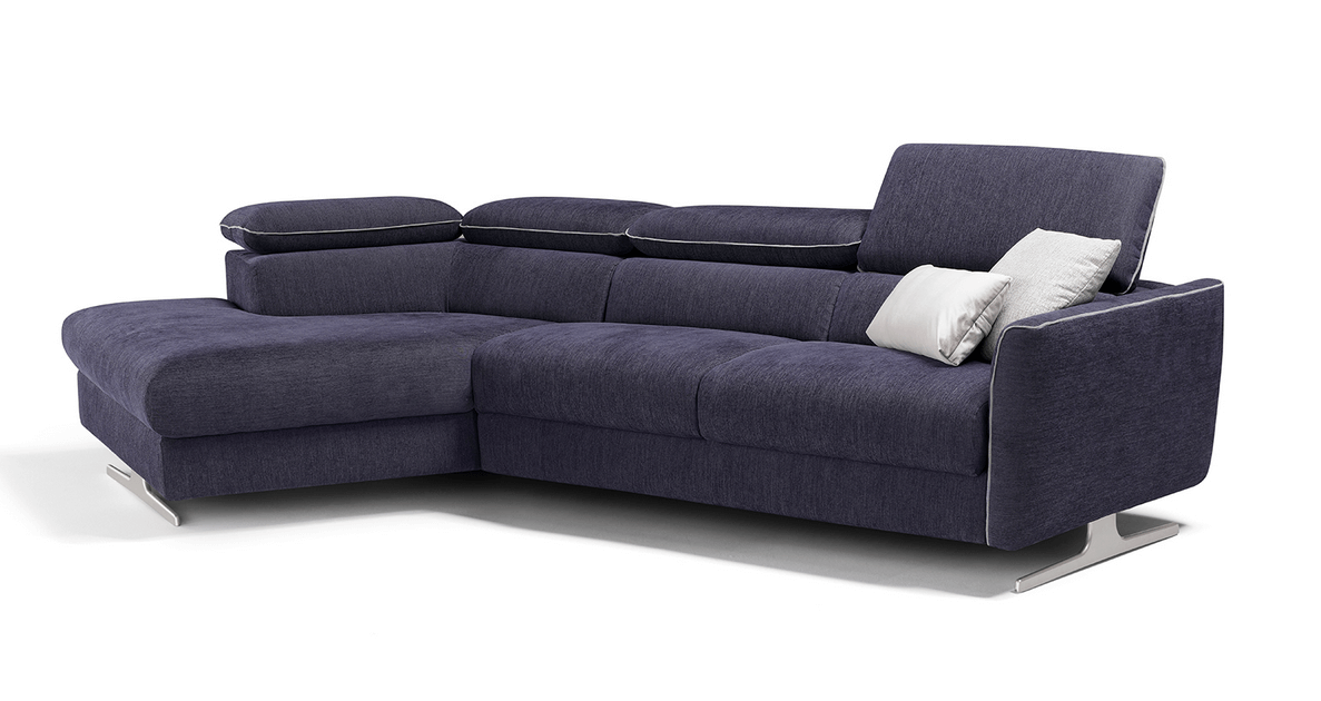 Madrid Top: divano letto moderno con piedi alti di design in tessuto blu, realizzato su misura da Tino Mariani.