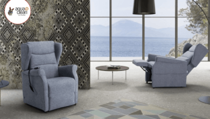 Due poltrone relax Amalfi dallo stile classico, all'interno di una zona giorno con vista sul lago.