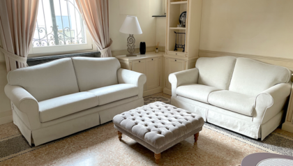 Divano classico su misura con composizione elegante per ambienti raffinati, proposto da Tino Mariani a Lissone in provincia di Monza e Brianza.
