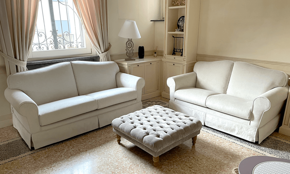Divano classico su misura con composizione elegante per ambienti raffinati, proposto da Tino Mariani a Lissone in provincia di Monza e Brianza.